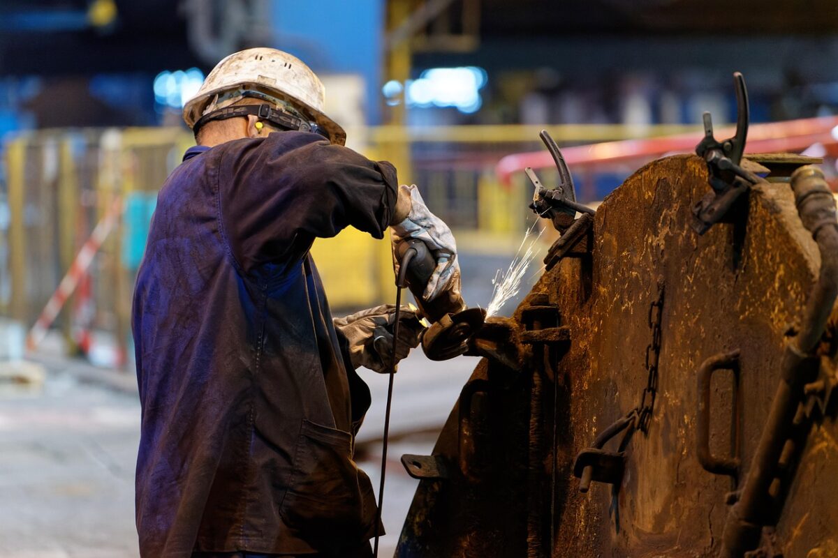 FR Winter Wear for Extreme Conditions: Jackets, Coveralls, and Layering Tips